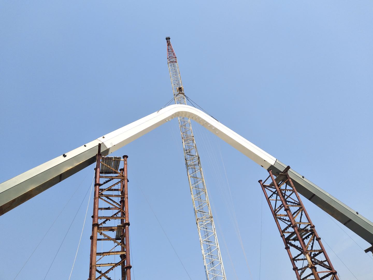 紫荊路跨龍王港河橋順利完成主拱合龍！